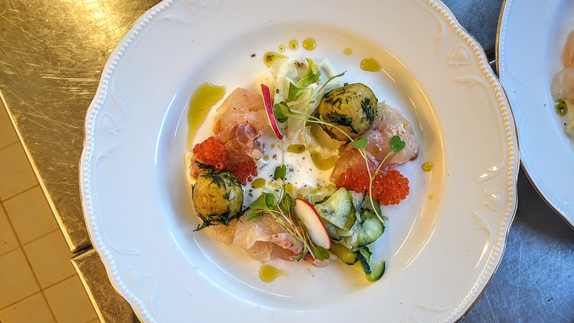 Sokerisuolattua siikaa, piimäkastiketta, uutta perunaa, tilliöljyä ja savustettua kirjolohenmätiä