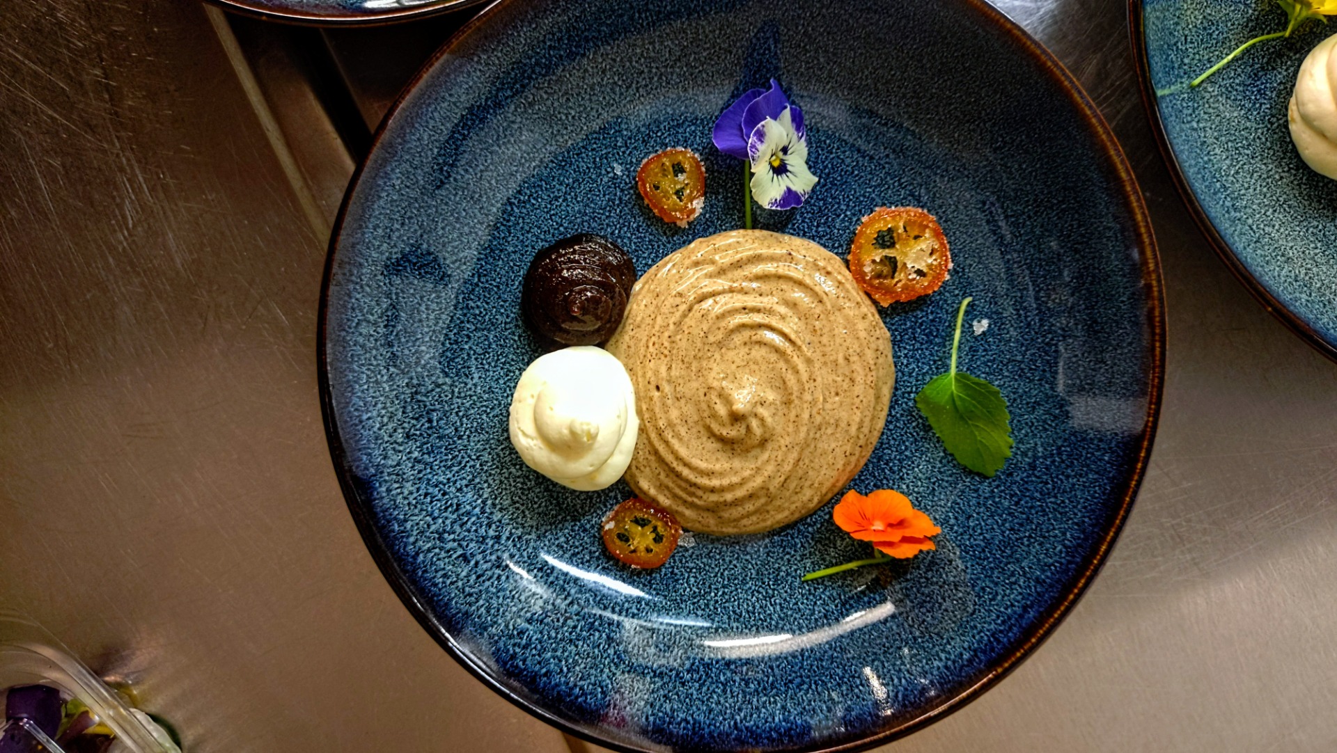 Mämmimousse, mämmi, vaniljamousse ja kumkvatteja